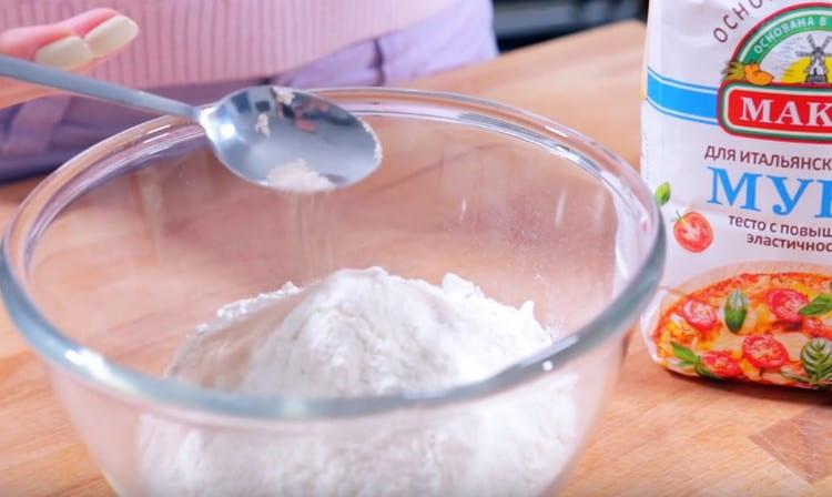 Adăugăm drojdia în făină, precum și sare și zahăr.