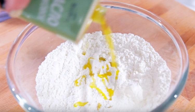 Introduceți uleiul de măsline și amestecați făina cu acesta.