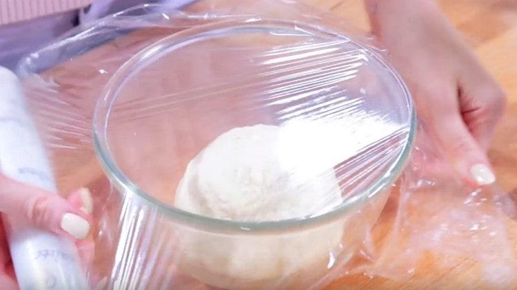 Lăsați aluatul la loc cald, astfel încât să crească.