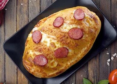 Pizza original em um pão no forno: cozinhamos de acordo com a receita com uma foto.