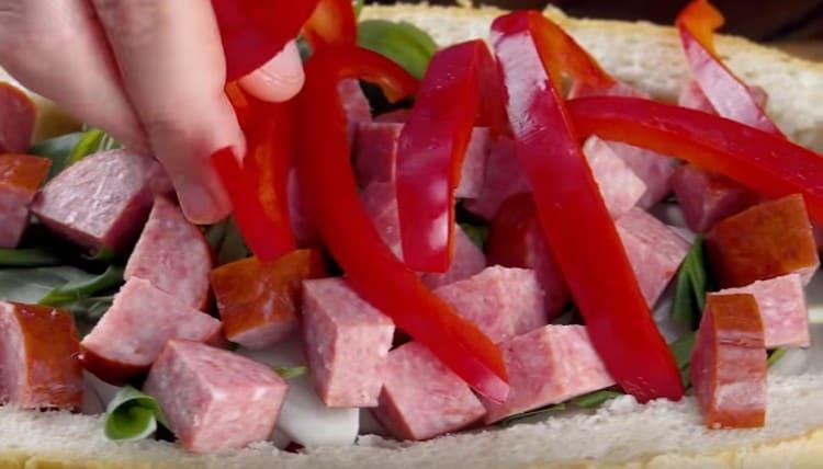 Tilsæt paprika, skåret i strimler.