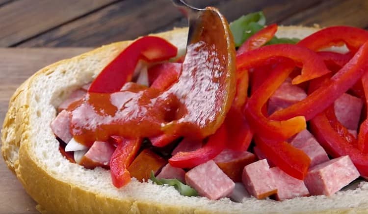 Hæld tomatsausen over emnet.