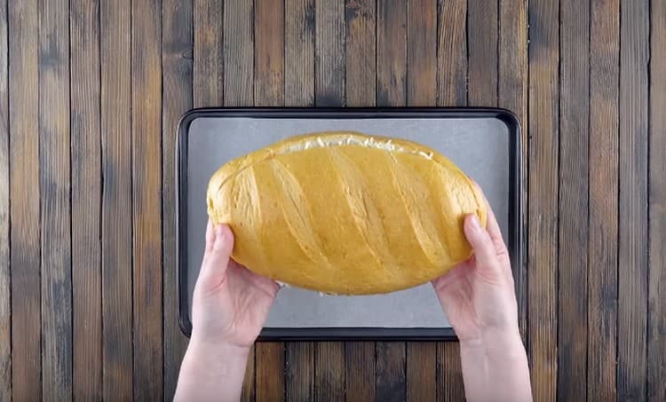 efter en halv time fjerner vi emnet fra folien og overfører det til en bageplade dækket med pergament.