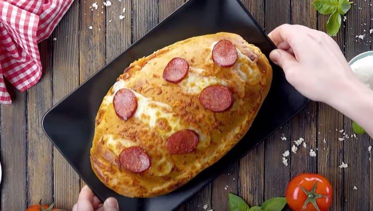 Dette er sådan en smuk pizza på et brød i ovnen.