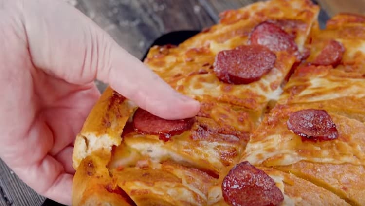 Vi skærer skålen varm i stykker og prøver.