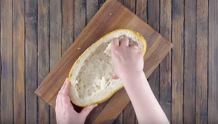 Skær brødet i to og fjern krummen fra bunden.