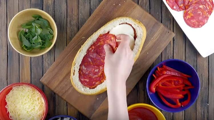 Oven på osten spreder vi cirklerne med salami.