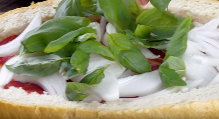 Tilsæt basilikumblade.