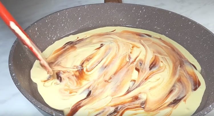 Разпределете кетчупа отгоре върху тестото.