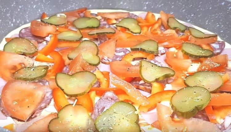 Оформяме всички съставки, приготвени за пълнежа.