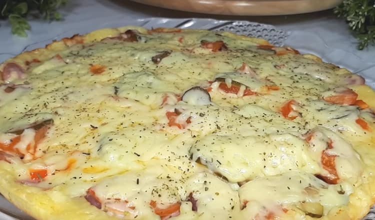 Такава пица на майонеза и заквасена сметана в тиган е достоен аналог на класическата рецепта.