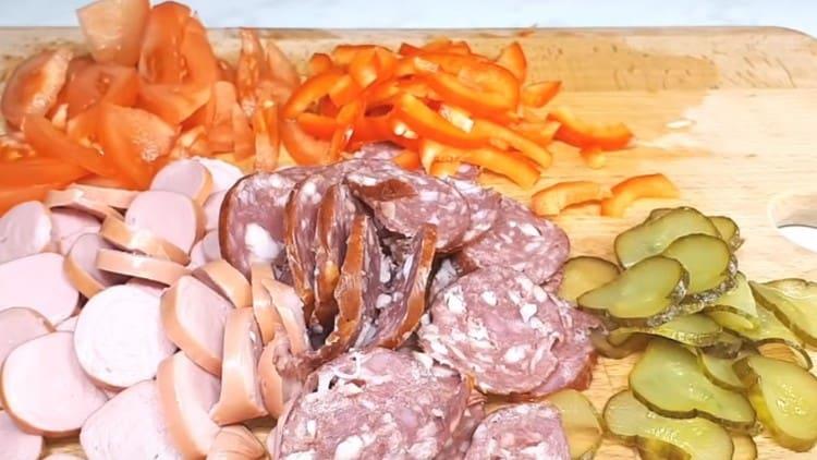 Нарежете компонентите за пълнежа.