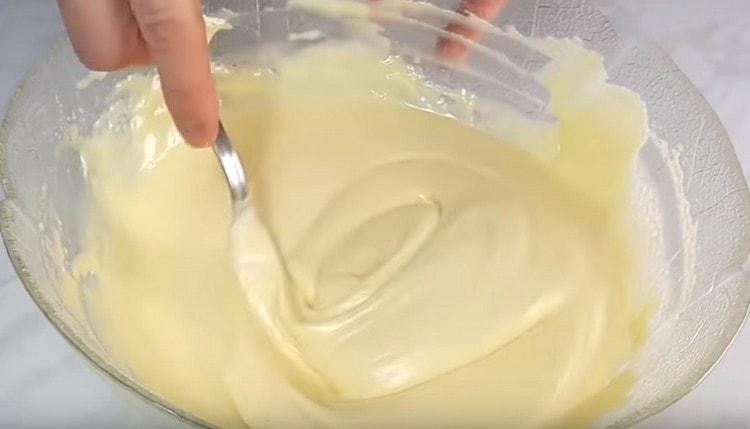 Добавете сол и замесете тестото.