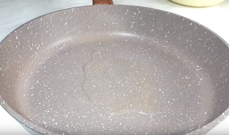 Загрейте тигана с растително масло.