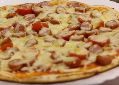Kefir üzerinde bir tavada pizza hazırlayın: Bir resimle tarifine göre yemek pişiriyoruz.