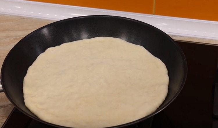 Den Kuchen auf einer Seite anbraten.