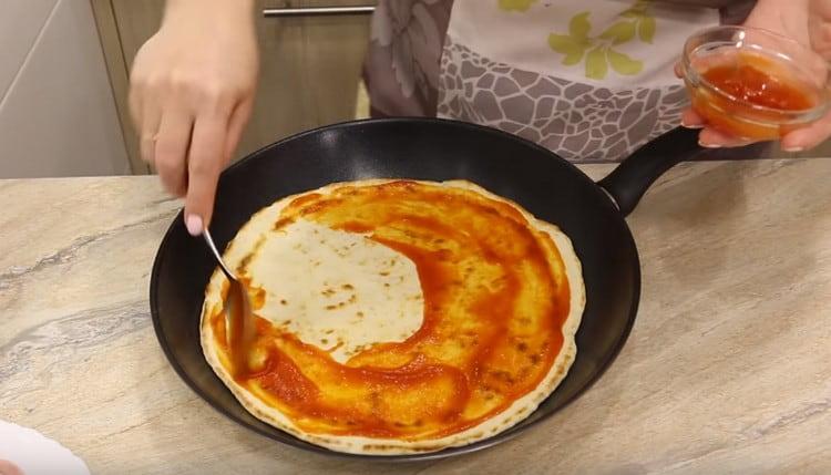 Den Pizzaboden mit Tomatensauce oder Ketchp einfetten.