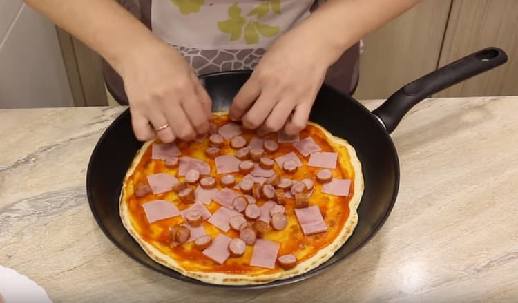 Wir verteilen Wurst- und Schinkenscheiben.