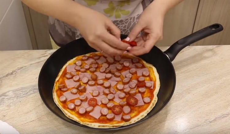 Fügen Sie die Tomaten hinzu.