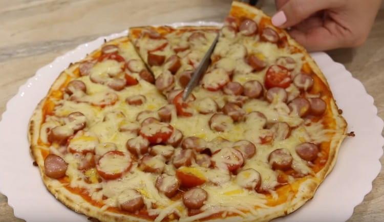 Eine solche Pizza in einer Pfanne auf Kefir ist wirklich ein großartiges Analogon zur klassischen Version des Gerichts.