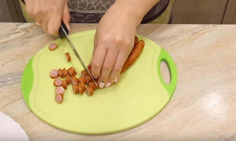 Schneiden Sie die Wurst.