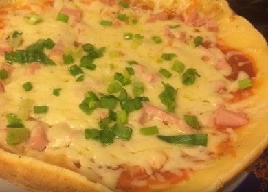 Pizza deliciosa em uma panela com maionese: cozinhe de acordo com uma receita passo a passo com uma foto.