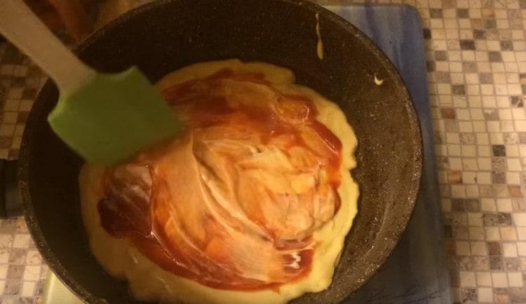 Lubrificare l'impasto in bianco con ketchup e maionese.