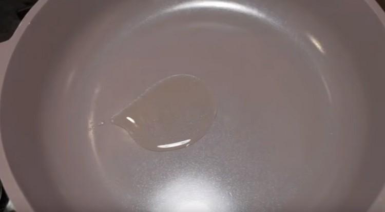 Opvarm gryden med vegetabilsk olie.