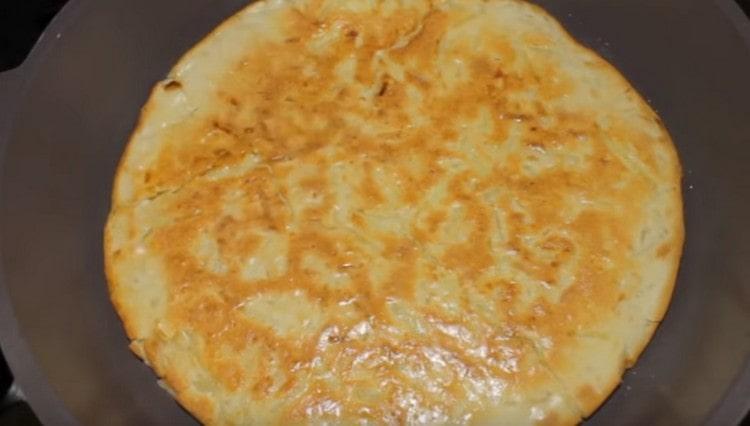 Drej derefter kagen til den anden side.