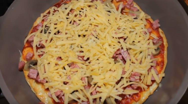 Læg derefter osten og pølsen ud.