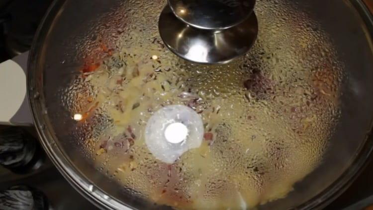 Vi dækker pizzaen med et låg og koger, og lader den derefter stå under låget i et par minutter til, når brænderen allerede er slukket.