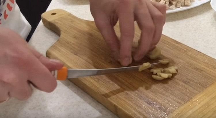 Hakk de syltede svampe.