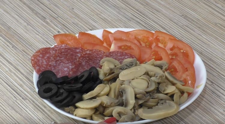 חתכנו לפרוסות דקות את כל המרכיבים הדרושים למלית.