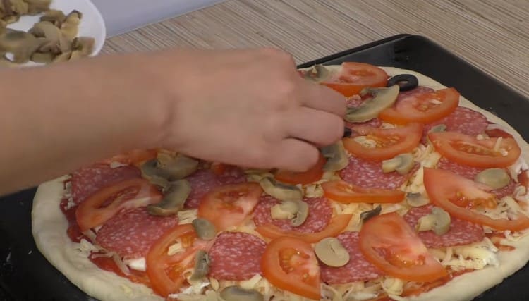 מורחים את המלית על הבצק בסדר אקראי.