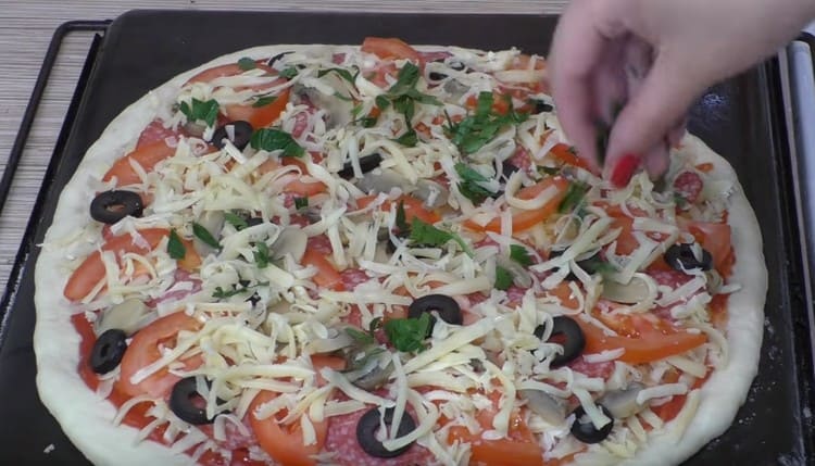 מפזרים פיצה עם גבינה.