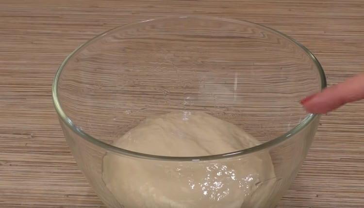 משאירים את הבצק במקום חמים להתפחה.