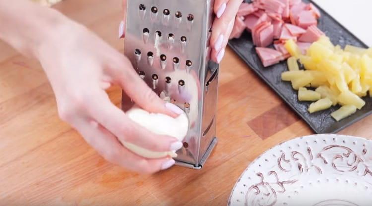 Frecați mozzarella.