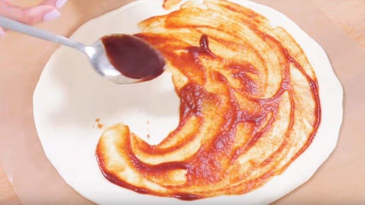 Ungeți piesa de lucru cu sos de roșii.