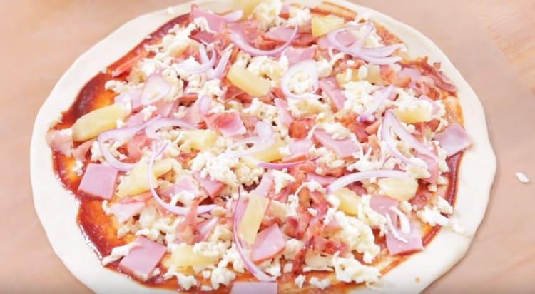 Se presara cu branza ramasa si se intinde ceapa.