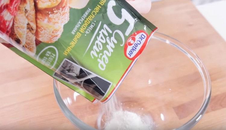 Turnați drojdia sau amestecul într-un bol pentru a pregăti aluatul.