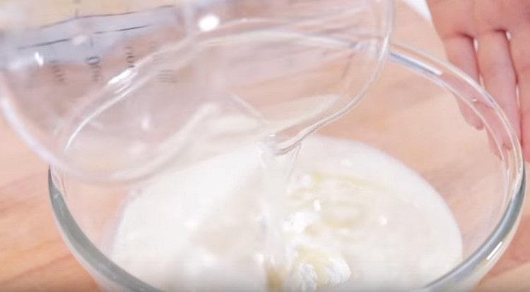 Adăugați apă și frământați aluatul.