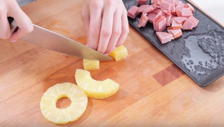 Taiem ananasul in conserve in felii.