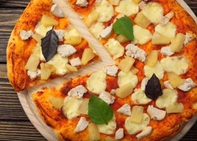 ananas ve tavuk ile lezzetli pizza: fotoğraf ile tarifi.
