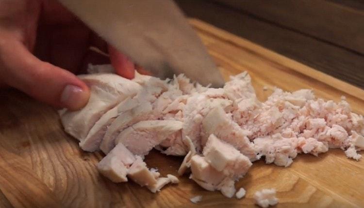 Hotový filet nakrájejte na plátky.