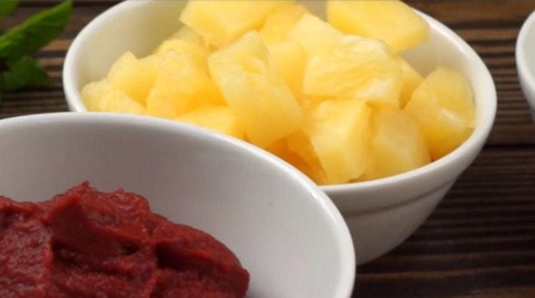 Připravte konzervované plátky ananasu.