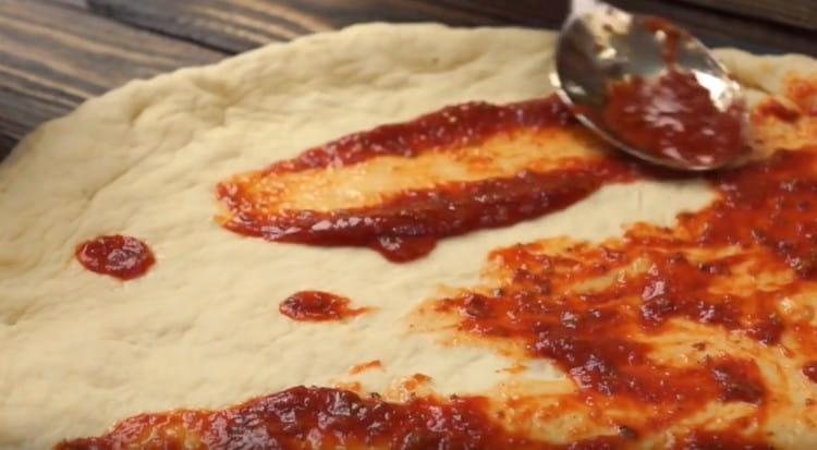 Těsto namažte omáčkou.