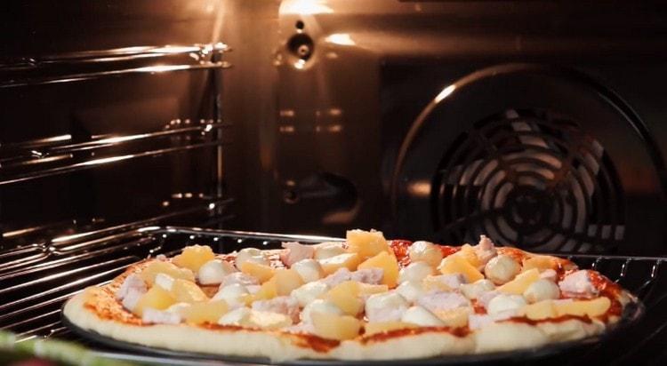 Pizzu posíláme do trouby.