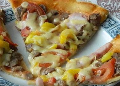 Evde mantar ile lezzetli pizza: fotoğrafları ile adım adım tarifi hızlı bir adım.