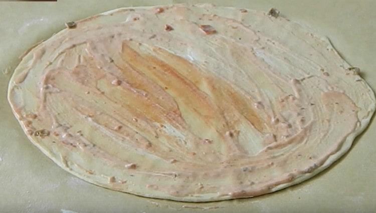 Lubrificamos esse espaço em branco com uma mistura de maionese e ketchup.