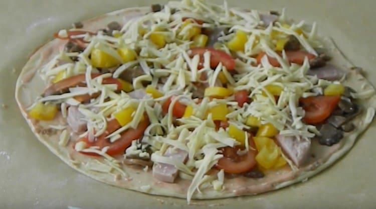 Polvilhe tudo com queijo por cima.